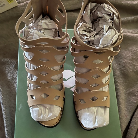 Tastemaker NWT Beige Heeled Sandals Size 8.5 - Picture 5 of 12